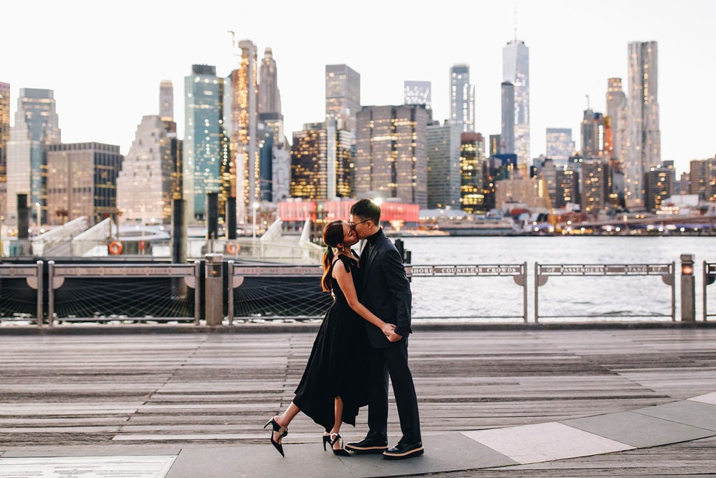 Couple kissing in Brooklyn Bridge Park