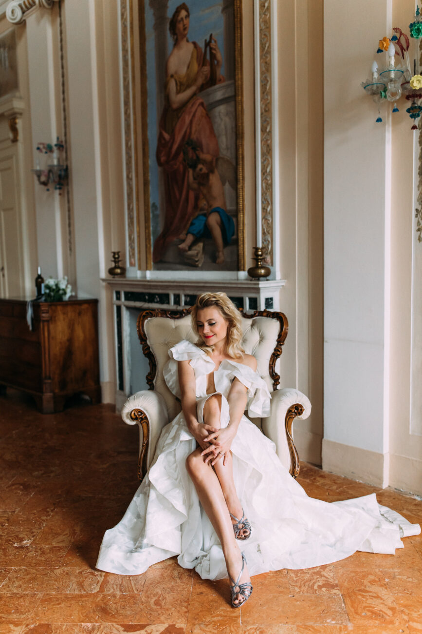 Bridal portrait in the Italian villa
